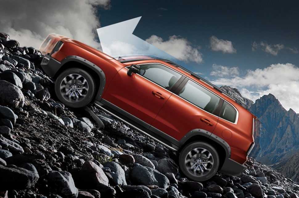 Оранжев HAVAL Dargo GWM, по наклон, планина, офроуд, 4x4